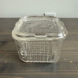 Vintage  Federal Glass ribbed square refrigerator dish 
Embossed  vegetable lid